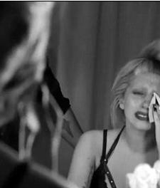 Lady Gaga, cum nu ai vazut-o niciodata. In lacrimi: “Sunt o ratata”. VIDEO