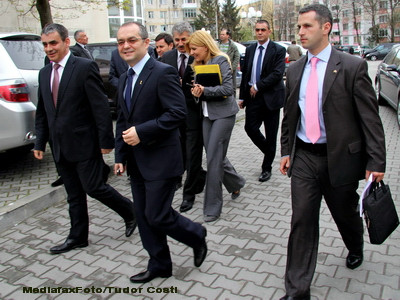 Emil Boc: Trebuie sa ne uitam in scriptele oficiale ale PDL ca sa aflam daca Cocos a dat bani partidului