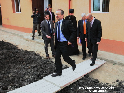 Un barbat a fost amendat cu 200 de lei dupa ce a strigat "Jos Boc!"