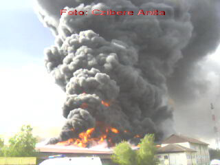 Incendiul care a mistuit o fabrica de mobila, stins dupa sase ore