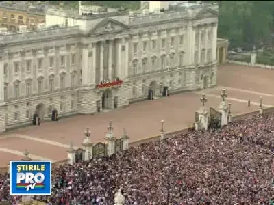 William si Kate sunt sot si sotie. Sarut regal x 2 in balconul palatului