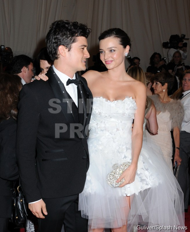 Pretentii de model. Miranda Kerr si-a fortat sotul sa urineze intr-o sticla