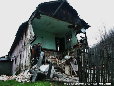Accident in Bihor. Zidul unei cladiri dezafectate a ucis o femeie