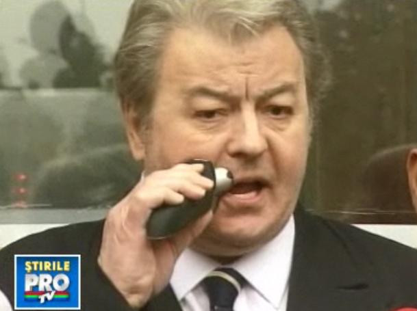 C.V. Tudor si-a ras barba pe scarile Parchetului. VIDEO