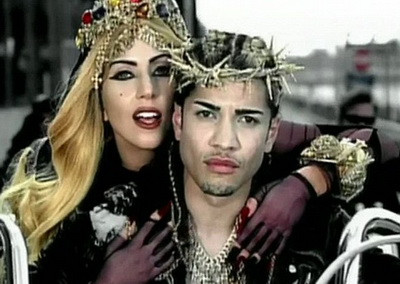 Ultima nebunie GaGa. Imbracata ca Maria Magdalena, pe motocicleta cu Iisus