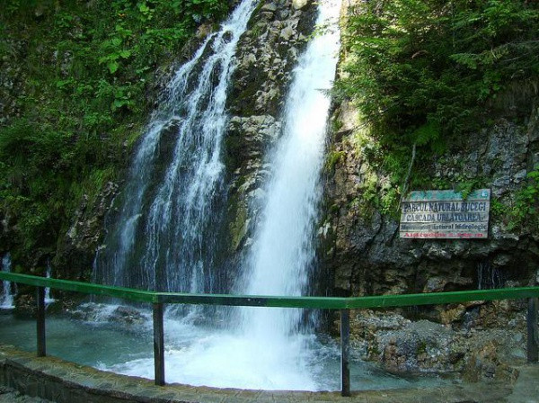A cazut in Cascada Urlatoarea de la 4 metri. A vrut poza de la inaltime