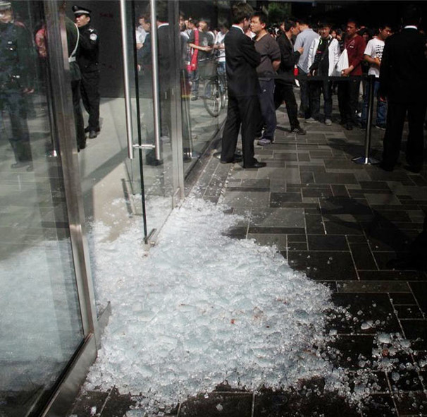 Bataie pe iPad2 la Beijing. Geamuri sparte si 4 raniti in vria dupa tableta