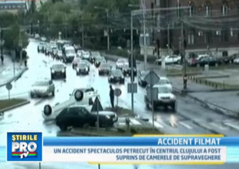 Accident spectaculos in Cluj. Incredibil, soferul a scapat nevatamat. VIDEO