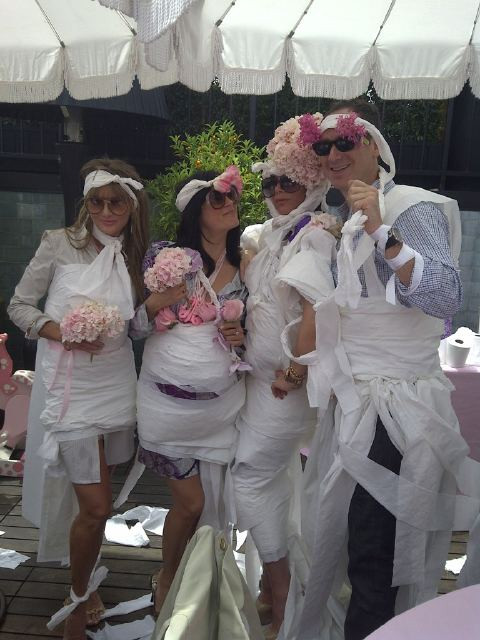 Victoria Beckham, imbracata in hartie igienica. FOTO