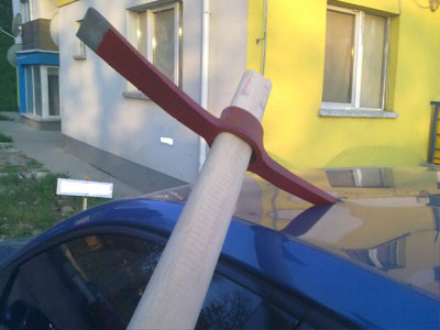 Avertisment mafiot la Iasi? S-a trezit cu tarnacopul infipt in masina.VIDEO