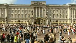 Flashmob la Buckingham Palace. Special pentru Kate si William. VIDEO