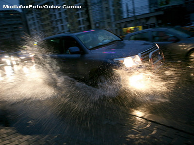 Furtuna in Bucuresti. Ploi puternice, grindina si fulgere