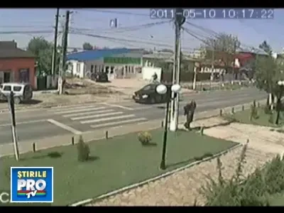 Imagini socante. Pieton aruncat 5m in aer dupa ce a fost lovit de autocar