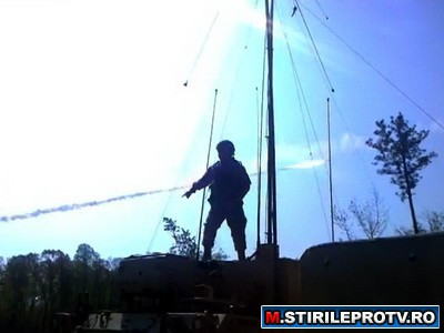 Probabil cel mai curajos soldat.Danseaza pe tanc,rachetele trec pe langa el