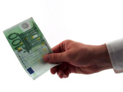 Un medic renumit din Sibiu, prins in timp ce lua mita in schimbul unor certificate de handicap