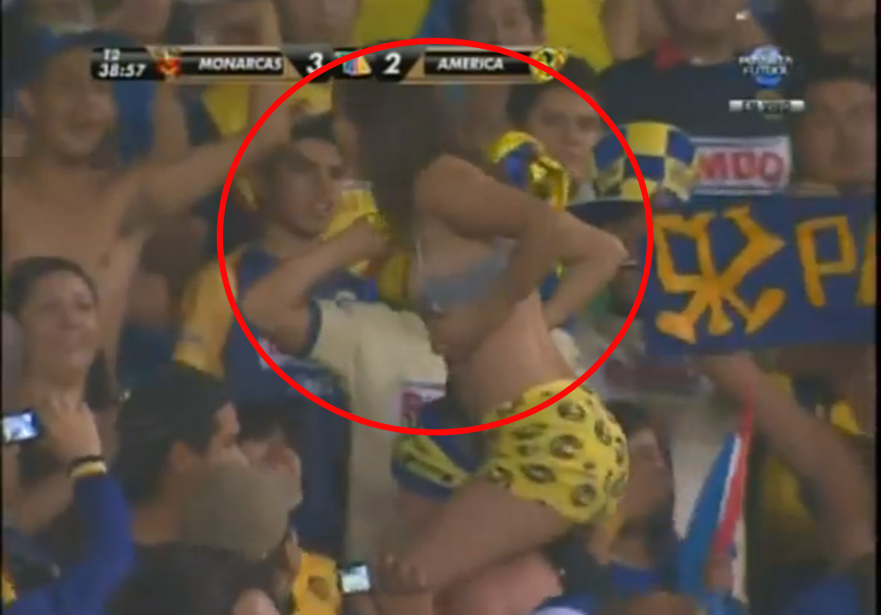 VIDEO Ce sef de galerie! Si-a dat jos sutienul in fata unei intregi peluze!