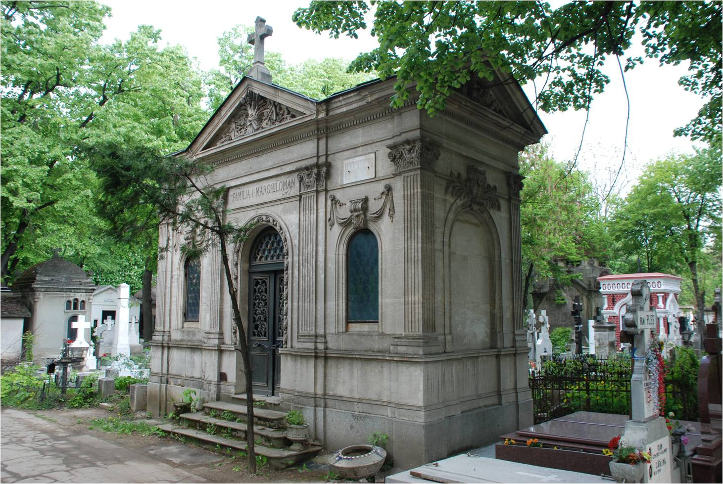 Fantana arteziana, porumbei si pomi fructiferi. Cum invingi concurenta pe piata cimitirelor private