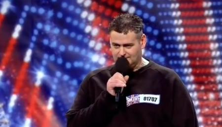 VIDEO.Uriasul-bland, plin de tatuaje, cu voce de copil. Asculta-l cum canta