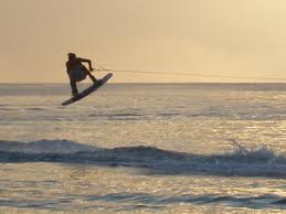 Care este legatura dintre un tren si un sportiv urcat pe un wakeboard?