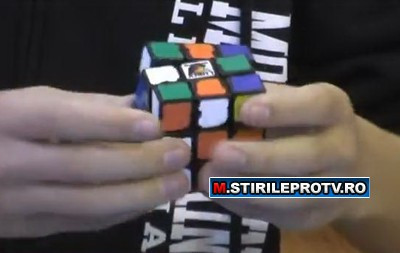 Poate sa rezolve un cub Rubik in mai putin de un minut, legat la ochi. Imaginile care i-au impresionat pe americani