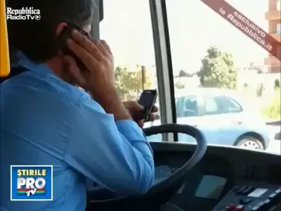 Sofer italian in actiune, cu 2 telefoane mobile deodata