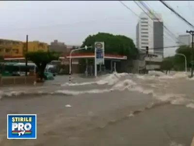Suvoaie de 2 metri in orasele din Columbia. Natura dezlantuita