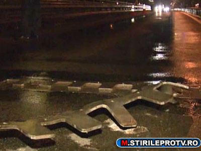 Bara metalica indoita in mijlocul Podului Grant. Sase masini, avariate