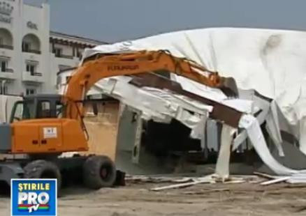 Imaginile zilei. Buldozerele au ras Bamboo de pe plaja. De ce a fost inchis