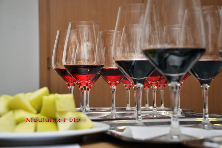 Capitala vinurilor selecte se muta la Alba Iulia. Timp de trei zile vor curge rauri de vin