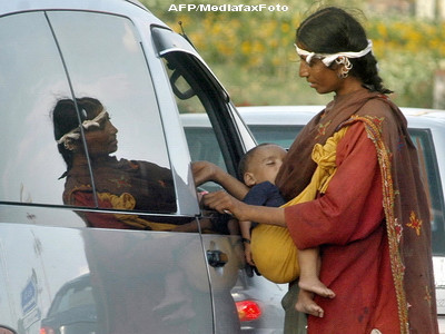 Tiganii cersetori din Londra. Daily Mail: "30 de romani si-au instalat tabara mizera"