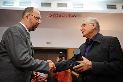 Regizorul ceh Jiri Menzel, decorat de romani