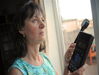 Viata "scoasa" din priza. Povestea femeii pe care electricitatea o omoara