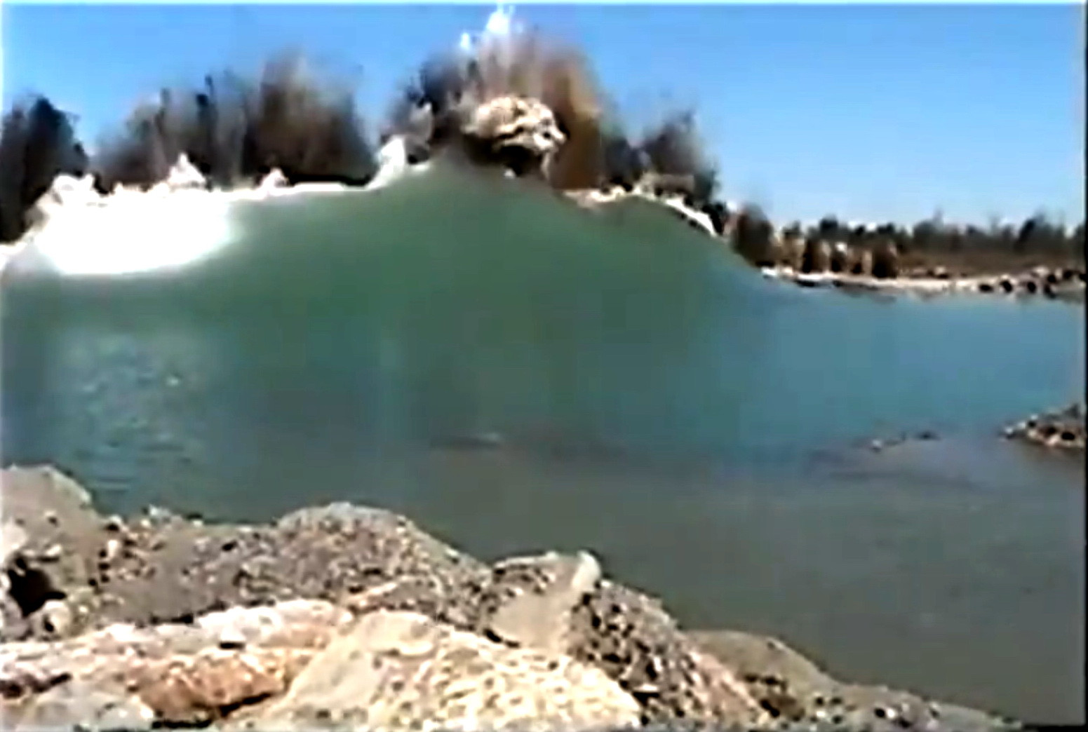 Explozie in lac. A provocat un tsunami devastator. VIDEO