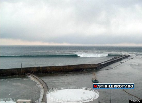 FOTO realizate de angajatii de la Fukushima cu tsunami lovind centrala