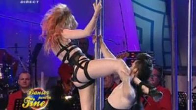 VIDEO / Corina Bud: dans senzual la bara pe tocuri de 15 cm!