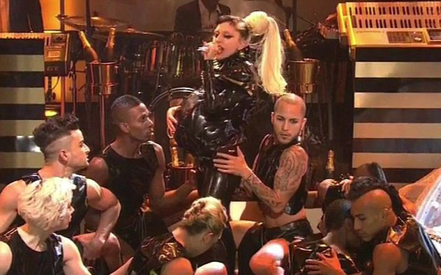 Lady GaGa a nascut pe scena. VIDEO