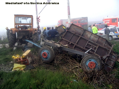 Clipe de groaza. Un barbat murit dupa ce s-a rasturnat cu tractorul. O femeie a fost ranita grav