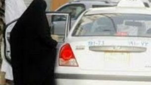 VIDEO / Vezi ce a patit o femeie din Arabia Saudita dupa ce a fost surprinsa la volan