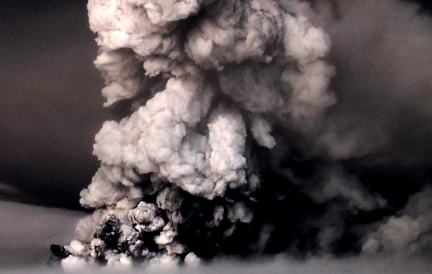 VIDEO HD: Iata cum s-a vazut eruptia vulcanului Grimsvotn din elicopter