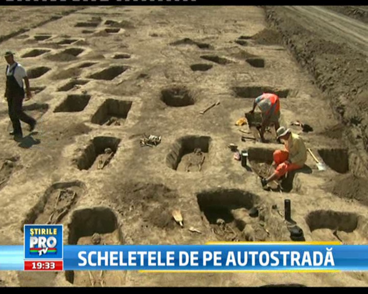Sute de schelete, descoperite pe A2. Arheologii muncesc din greu sa "intreaca" betonierele