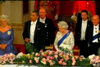 A fost randul lui Obama sa faca pe gazda. A oferit reginei un dineu la ambasada SUA din Londra