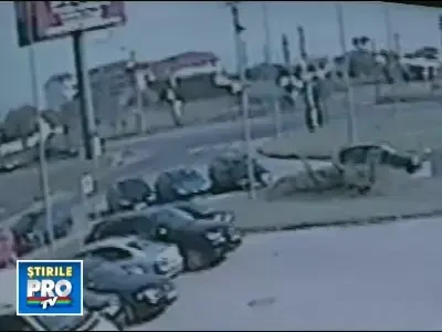 Strivita de un TIR pe trecerea de pietoni - imagini socante suprinse de camerele de supraveghere