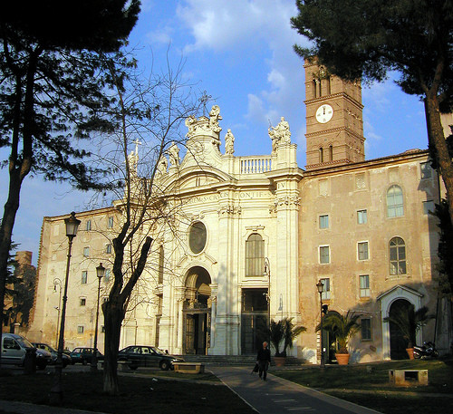 Doamne-pazeste! Papa a inchis manastirea din Roma cu dansatoare exotice