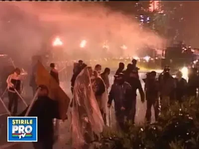 Oameni loviti cu bestialitate in Georgia. Un politist a murit, zeci de persoane ranite