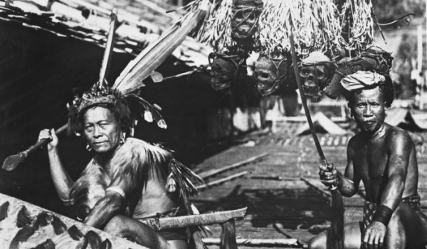 Colectionarii de capete umane. Tribul daiacilor din jungla Borneo