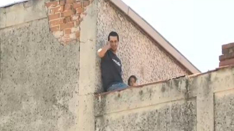 Negocieri in direct - un barbat a amenintat ca se arunca de pe bloc cu tot cu copil