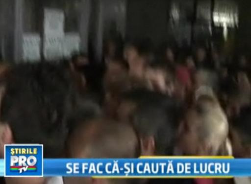 VIDEO. S-au ingramadit sa nu munceasca. Bataie mare pe ajutorul de somaj