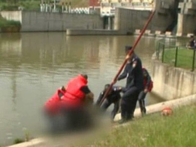 Uniti intru depresie. Un baiat s-a sinucis legandu-si pietre de gat, ca fata admisa la Cambridge