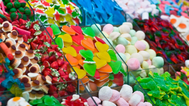 "Acest produs poate afecta activitatea copiilor”. Lista colorantilor artificiali considerati cu risc