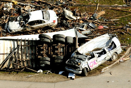 VIDEO. Prea mic in fata naturii. Un tir de 10 tone, luat pe sus si facut bucati de o tornada